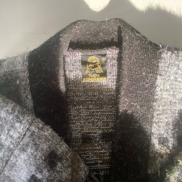 Wool Cardi w/ wood buttons - Picture 5 of 6